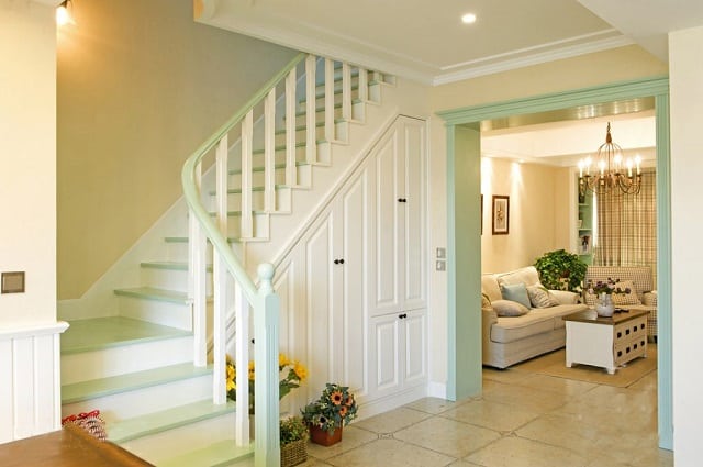 Thay đổi màu sắc cho cầu thang là phương pháp đơn giản, giúp làm nổi bật cầu thang trong nhà với diện mạo hoàn toàn mới