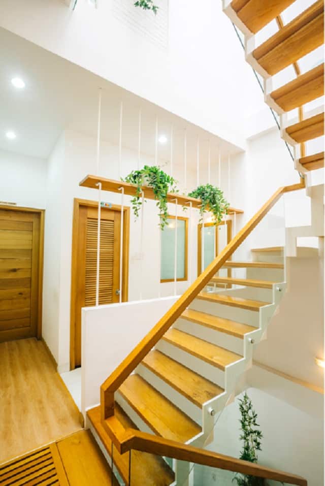 Với thiết kế cầu thang gỗ đã giúp không gian ngôi nhà trở nên đẳng cấp hơn