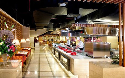 Vừa bước vào nhà hàng thực khách đã cảm nhận được không gian nhà hàng sang trọng, sạch sẽ và các khu vực được bày trí ấn tượng