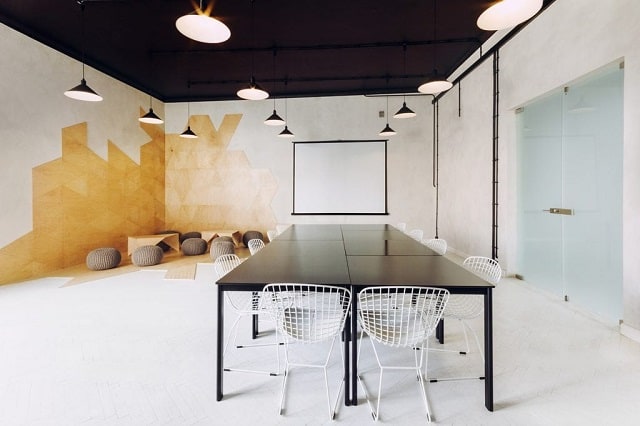 Văn phòng hiện đại được phối tông gỗ trầm mang tới cảm giác cao cấp, chuyên nghiệp.