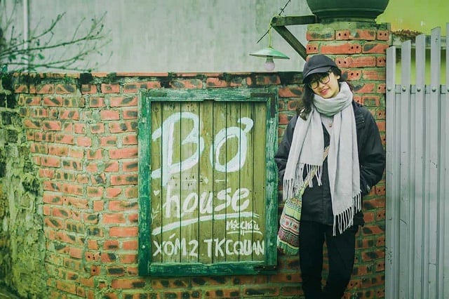 Homestay được thiết kế theo đúng lối kiến trúc nhà ở Việt Nam xưa với những tường gạch cũ phủ rêu xanh cổ kính