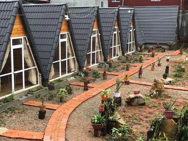 Những căn Homestay nhỏ hình tam giác với cách trang trí xinh xắn cùng vườn cây phía trước là ý tưởng hoàn hảo