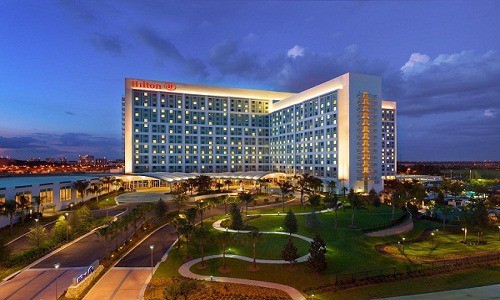 Khách sạn mang phong cách thiết kế hiện đại với hệ thống chiếu sáng bắt mắt