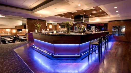 Sự bố trí nhiều không gian khác nhau trong quán Bar sẽ tạo được sức hút với khách hàng