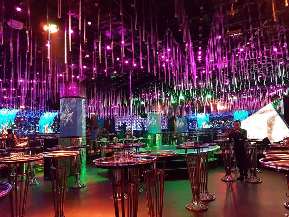 Thiết kế quán Bar theo phong cách sang trọng, hạn chế ánh sáng nhộn nhịp phù hợp với nhiều đối tượng khách hàng