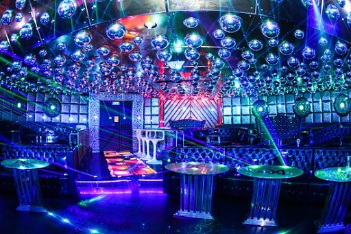 Không gian trong quán Bar Club được thiết kế đơn giản, mộc mạc