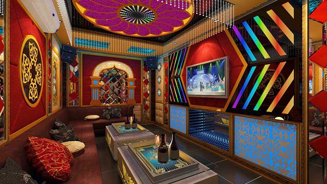 Phòng Karaoke vẫn sử dụng phong cách cổ điển nhưng màu sắc lại nổi bật, ấn tượng hơn