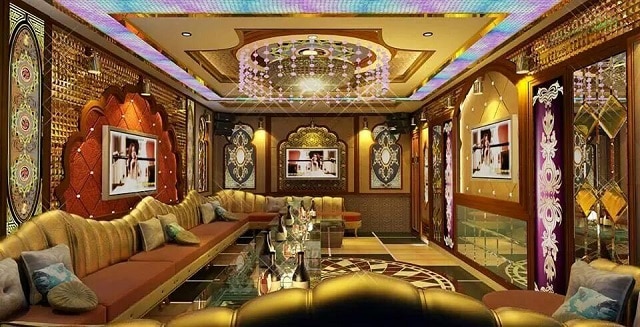 Không gian trong phòng Karaoke thiết kế ánh đèn vàng sang trọng và một sofa êm ái