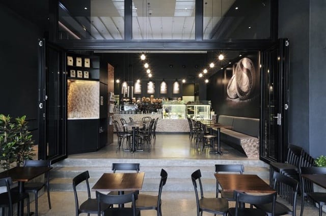 Quán café thiết kế với những chi tiết hiện đại, ấn tượng cùng một quầy bar bắt mắt