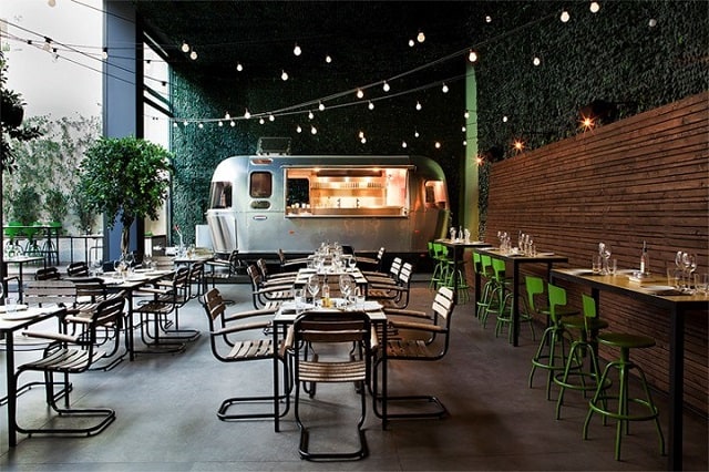 Phong cách thiết kế quán café mang hơi hướng hiện đại với sự kết hợp hoàn hảo giữa màu trắng chủ đạo và cây xanh