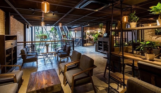 Không gian quán café được thiết kế hiện đại, đơn giản nhưng vẫn đảm bảo mang đến sự thoải mái cho thực khách