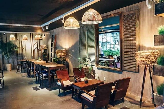 Phong cách thiết kế quán café độc đáo với những hàng ghế nối dài