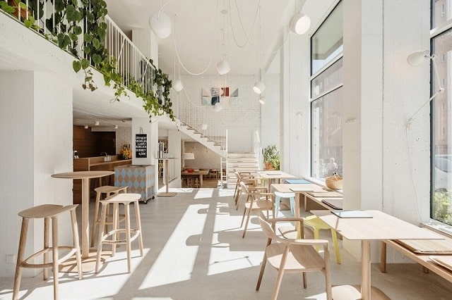 Quán café được thiết kế theo hình thức mới nhất hiện tại, tập trung vào sự đơn giản và tinh tế