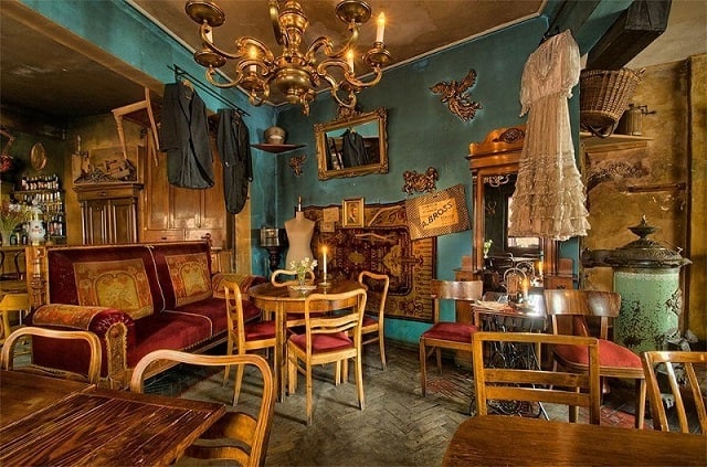 Một quán café được thiết kế theo phong cách ấn tượng với những chiếc đèn trần độc đáo cùng mảng tường màu sắc là ý tưởng “ăn tiền”