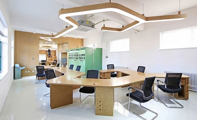 Phòng làm việc lớn thiết kế với nhiều dày bàn để đáp ứng nhu cầu làm việc của nhiều nhân viên