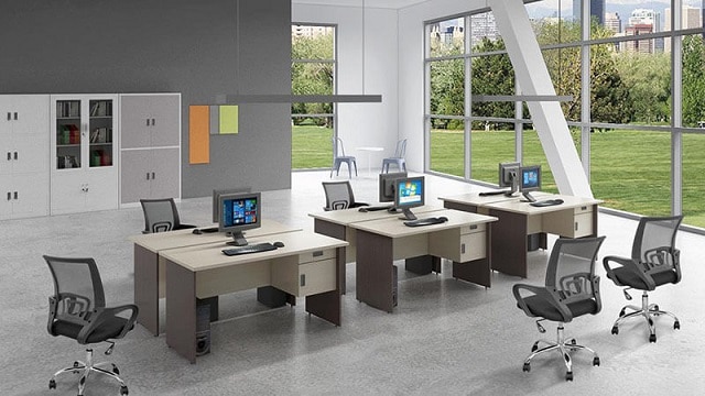 Văn phòng làm việc được thiết kế với tông nền đen trắng cùng những chi tiết màu xanh bắt mắt