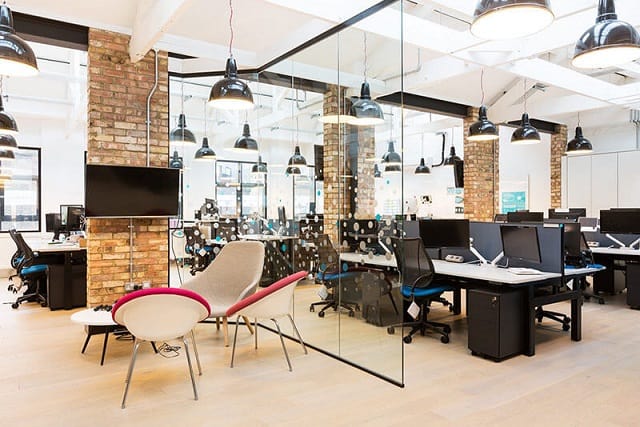 Không gian văn phòng được thiết kế với chất liệu nội thất chủ đạo là gỗ để tạo sự thân thiện, tinh tế