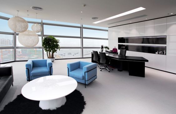 Phòng làm việc thiết kế với những món nội thất bằng gỗ cùng trang thiết bị hiện đại tạo không gian đẳng cấp