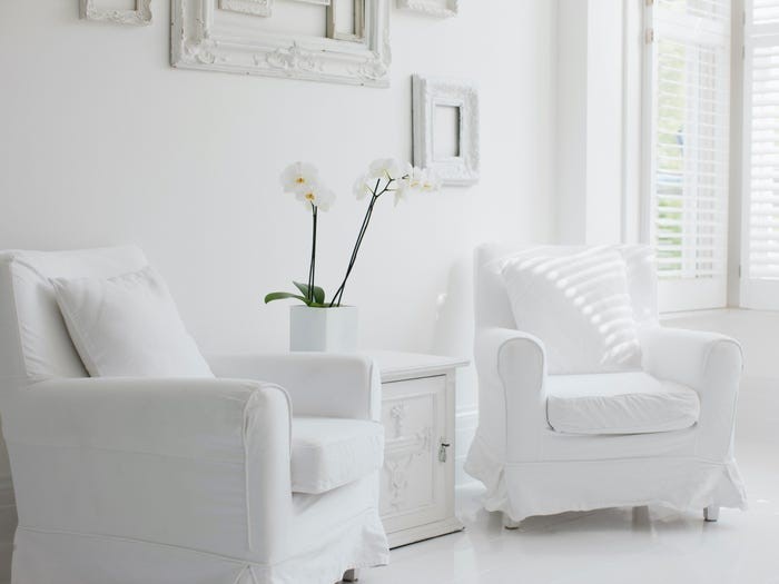 Đồ nội thất trắng làm cho gia chủ mất nhiều thời gian bảo quản và vệ sinh